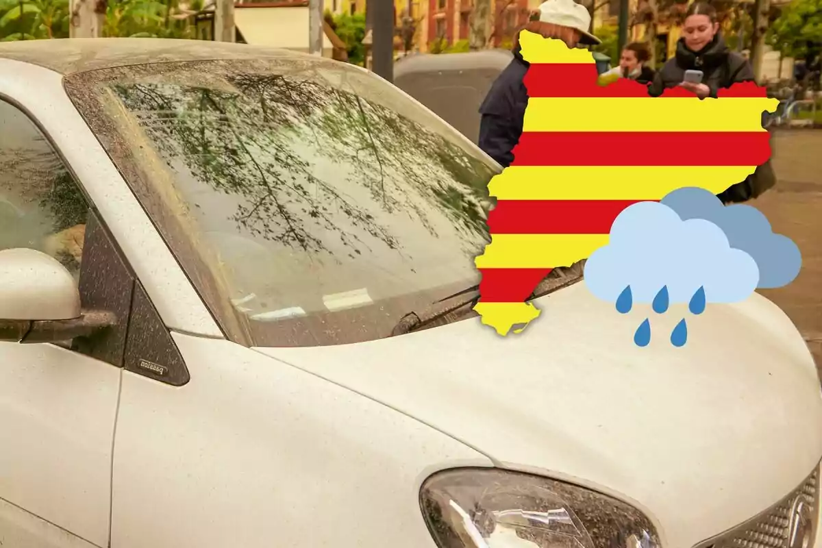 Un cotxe cobert de pols amb un mapa de Catalunya i una icona de pluja superposats.