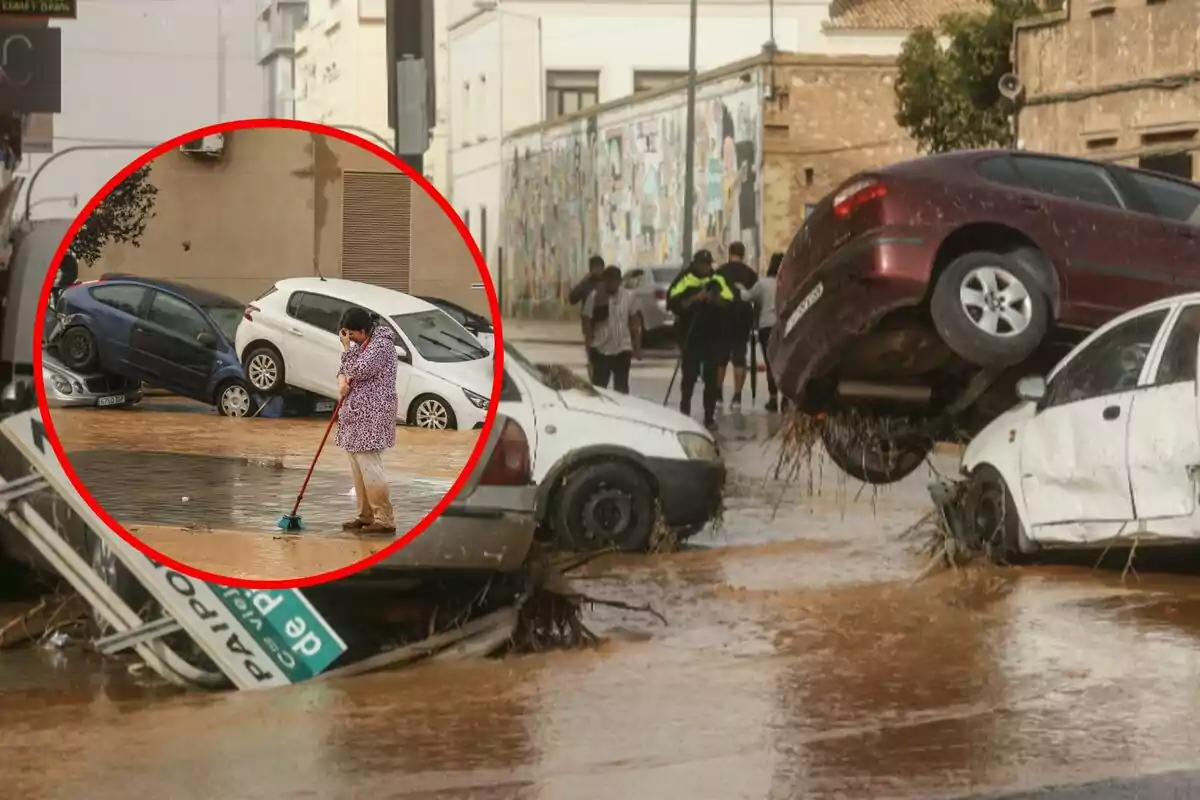 Una persona escombra l'aigua en un carrer inundat mentre diversos cotxes estan apilats a causa de la força de l'aigua.