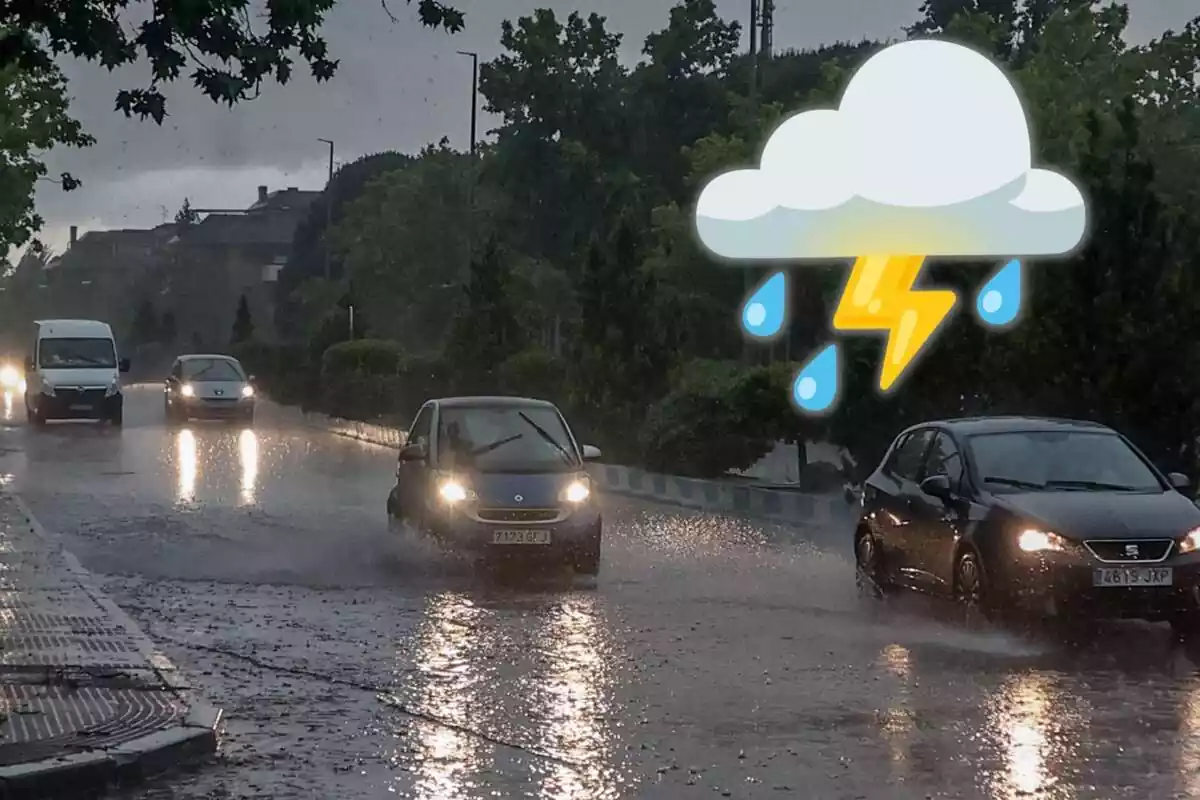 Muntatge amb diversos cotxes circulant en ple temporal de pluja i un emoji d'un núvol amb gotes de pluja i un llamp