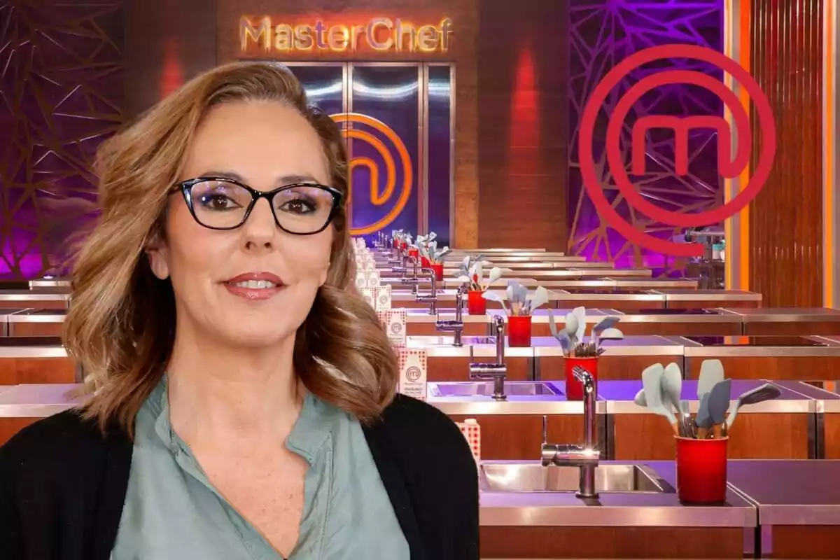 Muntatge de la cuina de 'MasterChef', Rocío Carrasco somrient amb unes ulleres negres i el logo del programa