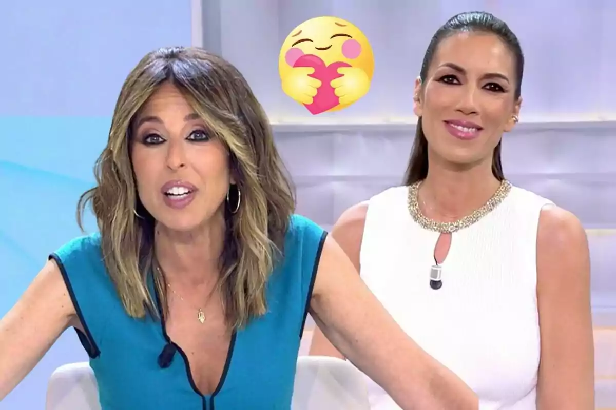 Dues dones en un set de televisió amb un emoji de cara somrient abraçant un cor al fons.