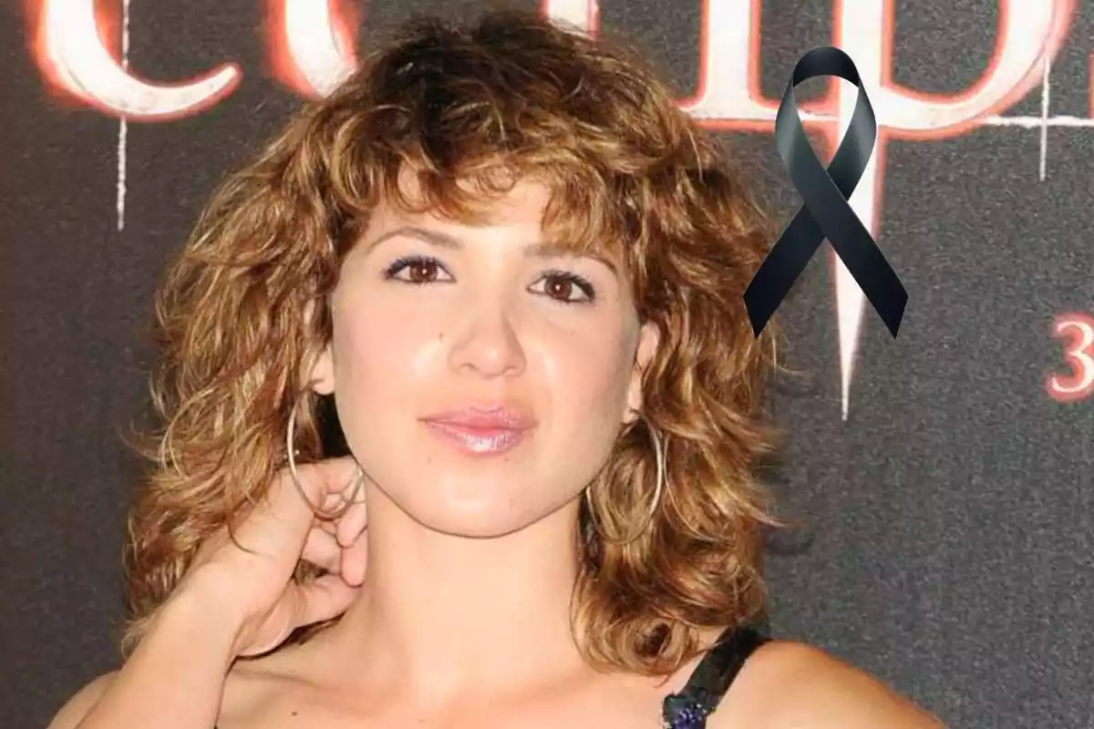 Muntatge amb una imatge de Daniela Costa, actriu d''Al Salir de Clase' amb un llaç negre