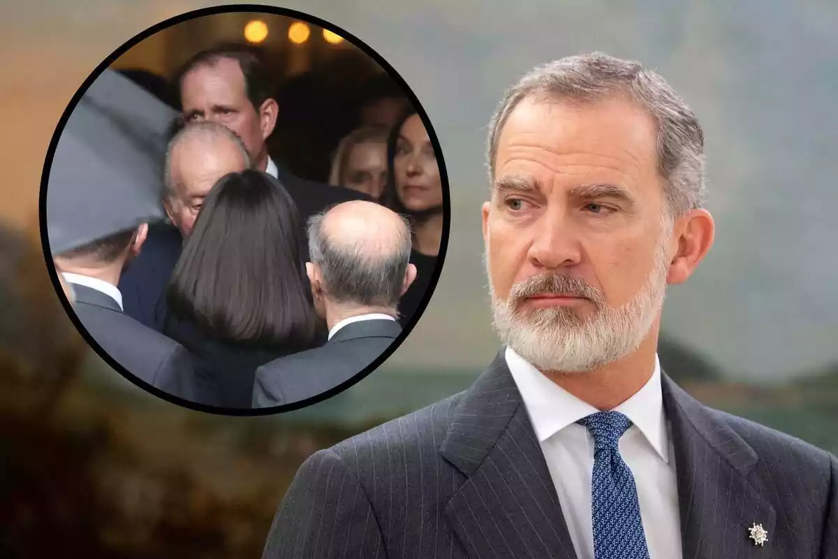 Muntatge amb el rei Felip VI al costat de la imatge del petó entre la reina Letizia i Joan Carles I