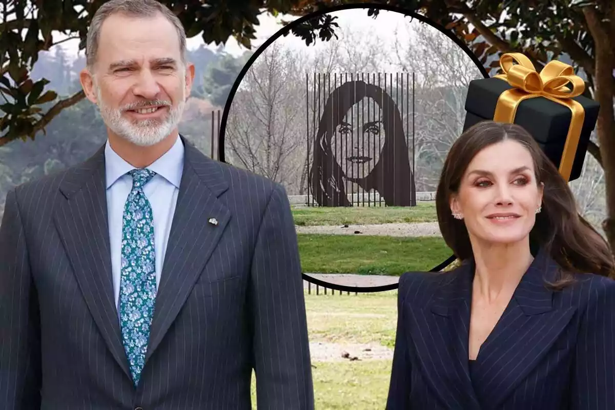 Muntatge amb Letizia i Felip en primer pla amb una imatge de la seva estàtua a Zarzuela