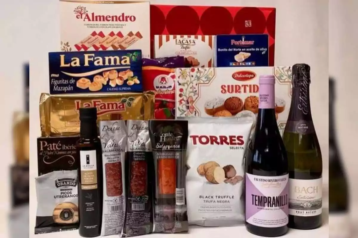 Muntatge amb la captura dels productes de la cistella de Nadal de McDonald's del 2021 de la Fundació Ronald McDonald Muntatge amb la captura dels productes de la cistella de Nadal de McDonald's del 2021 de la Fundació Ronald McDonald