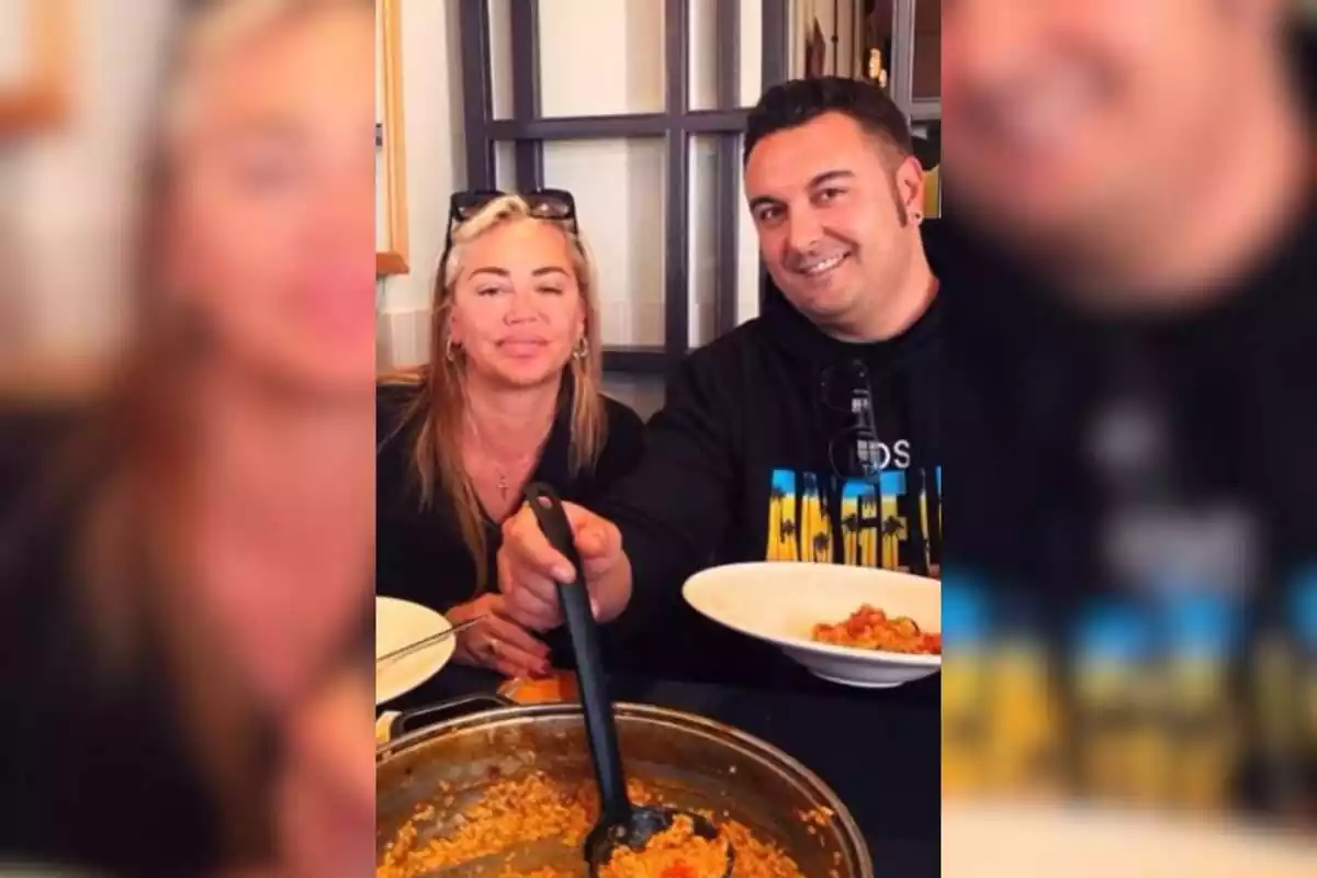 Montaje con una captura de Belén Esteban comiendo arroz junto a su marido Miguel Marcos Montaje con una captura de Belén Esteban comiendo arroz junto a su marido Miguel Marcos