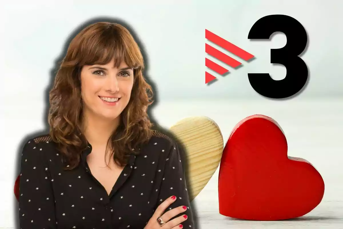 Ariadna Oltra somrient, al costat de dos cors de fusta i el logotip de TV3.