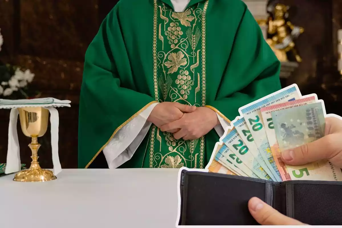 Un capellà vestit de verd, ia la dreta, una cartera amb diners