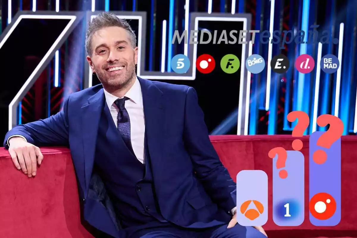 Muntatge de Dani Martínez somrient amb un vestit blau assegut en un sofà vermell, el logotip de Mediaset, un gràfic de barres amb els logos d'Antena 3, La 1 i Cuatro i uns interrogants vermells