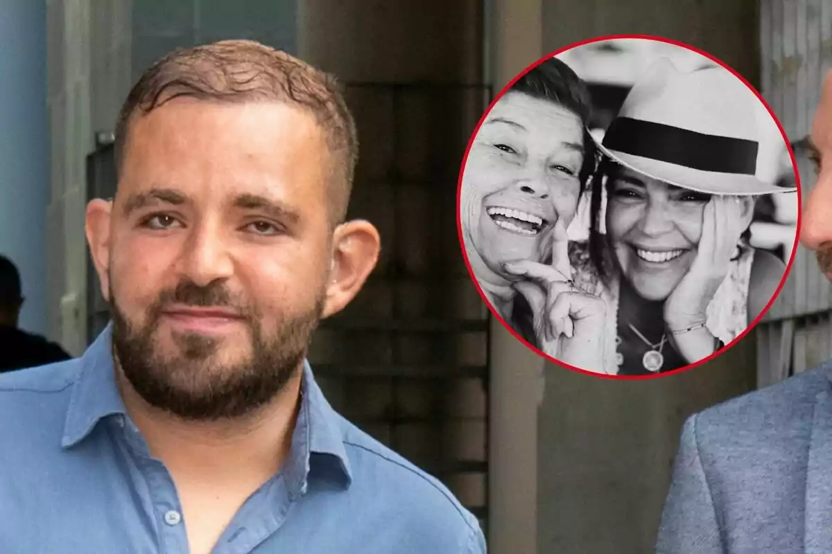 David Flores Carrasco amb barba i camisa blava somriu a la càmera, mentre en un cercle superposat es mostra una imatge en blanc i negre d'Olga Moreno i la seva mare somrient.