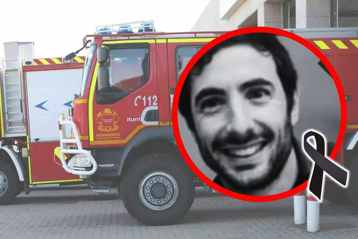 Un camió de bombers de la Comunitat de Madrid amb un retrat en blanc i negre de Fran Llorens dins d'un cercle vermell i un llaç negre en senyal de dol.