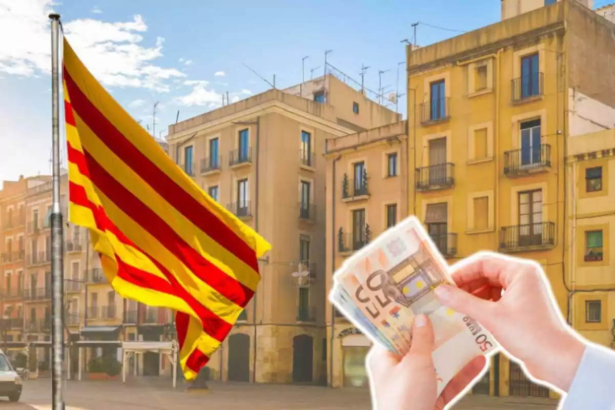 Plànol general d'un carrer i, al costat, la bandera de Catalunya i una mà subjectant bitllets