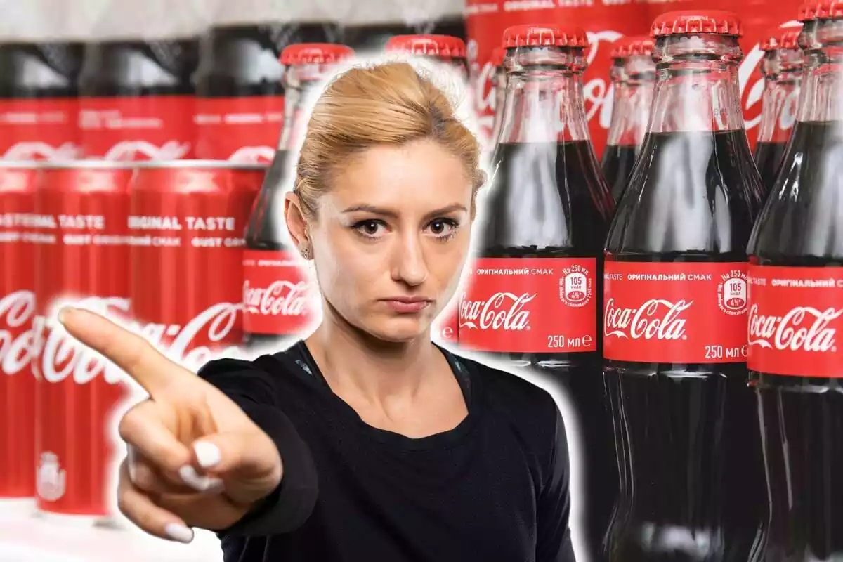 Muntatge de fotos de llaunes i ampolles de Coca-Cola i una dona dient que no amb rostre d'enuig