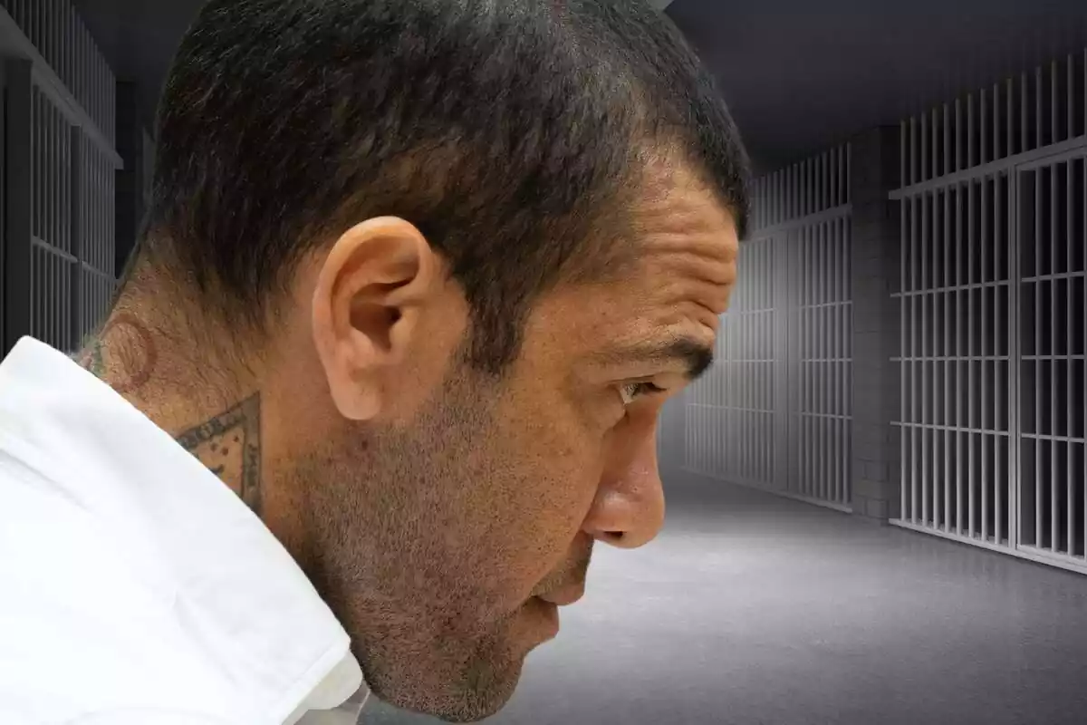 Muntatge de fotos de Dani Alves amb rostre seriós i capcot i, de fons, el pla general de les cel·les d'una presó