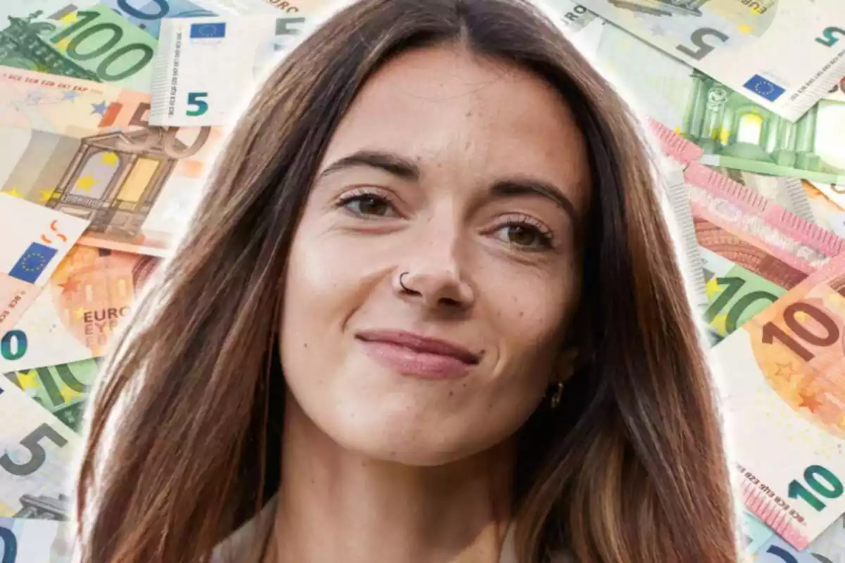 Muntatge de fotos de primer pla d'Aitana Bonmatí amb rostre somrient i, de fons, la imatge de diversos bitllets d'euro
