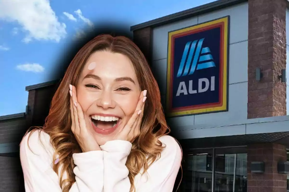 Una persona sonriente frente a un supermercado Aldi.