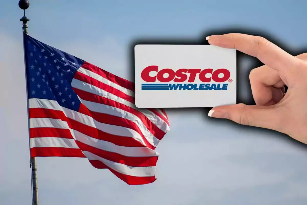 Montaje de fotos de una mano que sostiene una tarjeta de membresía de Costco frente a una bandera de Estados Unidos ondeando al viento.
