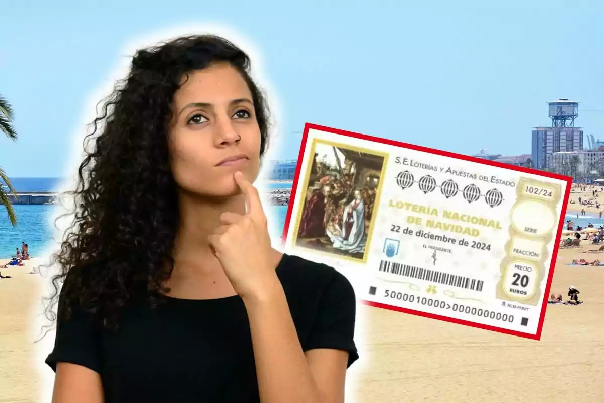 Una dona pensativa sosté un bitllet de la Loteria Nacional de Nadal en una platja assolellada.