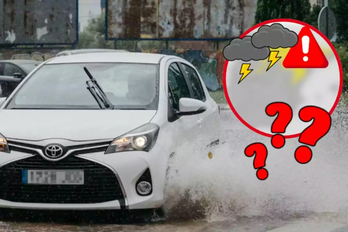 Un cotxe blanc de la marca Toyota circula per un carrer inundat sota la pluja, amb un símbol d'advertència de tempesta i signes d'interrogació a la cantonada dreta.