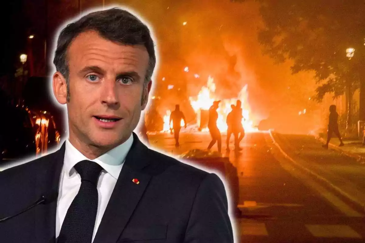 Muntatge de fotos d'Emmanuel Macron, president de França, amb rostre neutre i amb una imatge de les barricades recents a França (juny-juliol 2023)