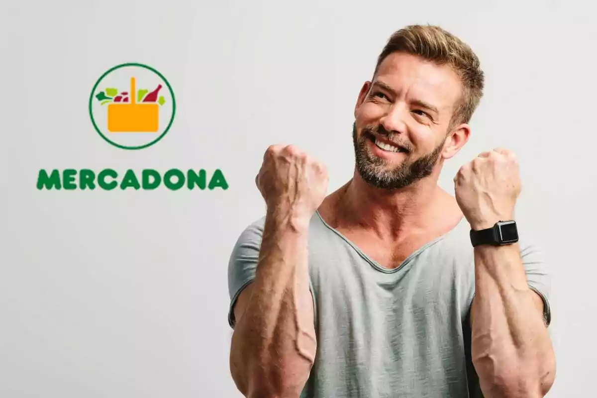 Un hombre sonriente con barba y camiseta gris levanta los puños en señal de celebración junto al logo de Mercadona.