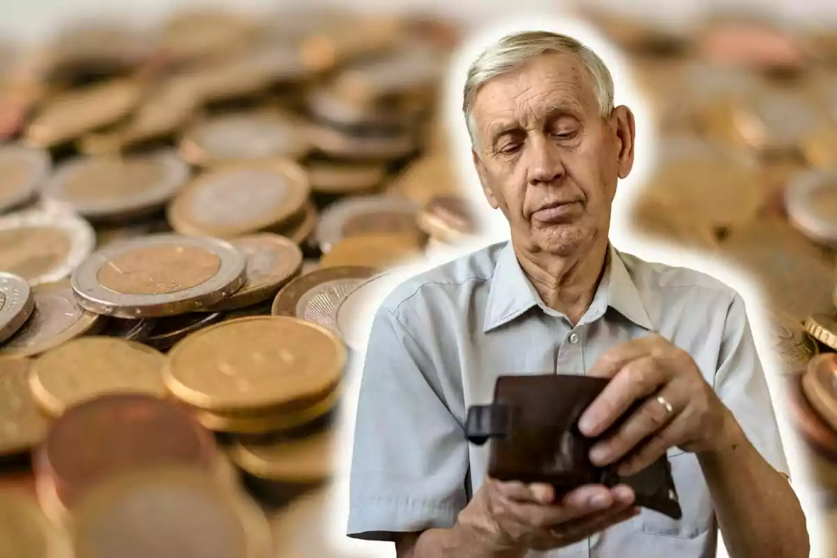 Muntatge de fotos d'un home gran mirant la cartera i, de fons, un pla general de monedes