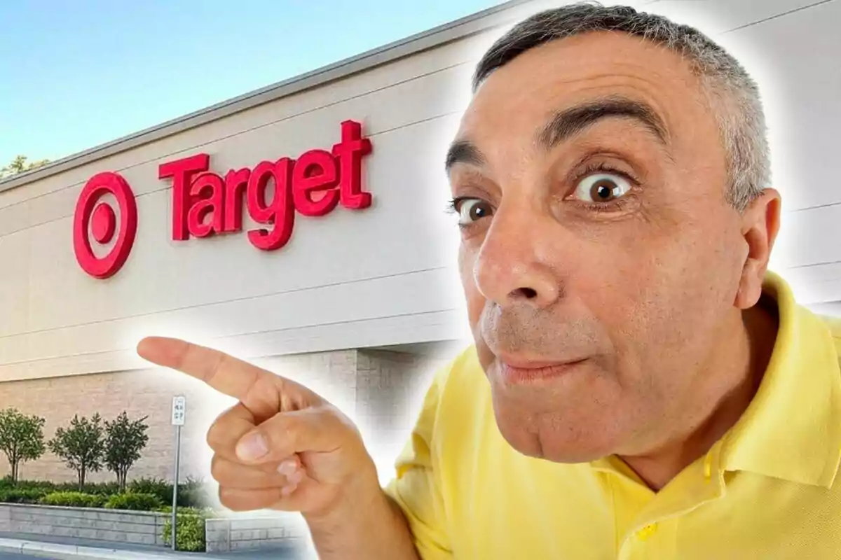 Hombre señalando una tienda de Target.