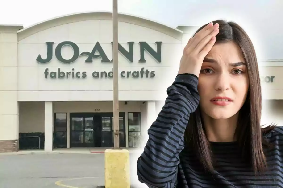 Una mujer con expresión preocupada se encuentra frente a una tienda de manualidades y telas, Joann Inc., en EEUU.