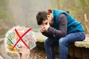 Muntatge de fotos d'un capcot jove amb una mà subjectant bitllets d'euro al costat