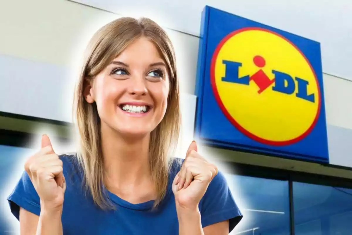 Dona somrient amb un gest d’emoció davant d’un rètol de supermercat Lidl.