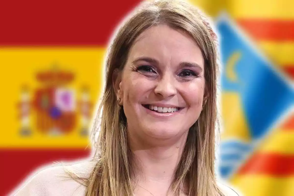 Muntatge de fotos de Margalida Prohens, presidenta del Govern de les Illes Balears, amb rostre somrient, i les banderes de Balears i Espanya de fons