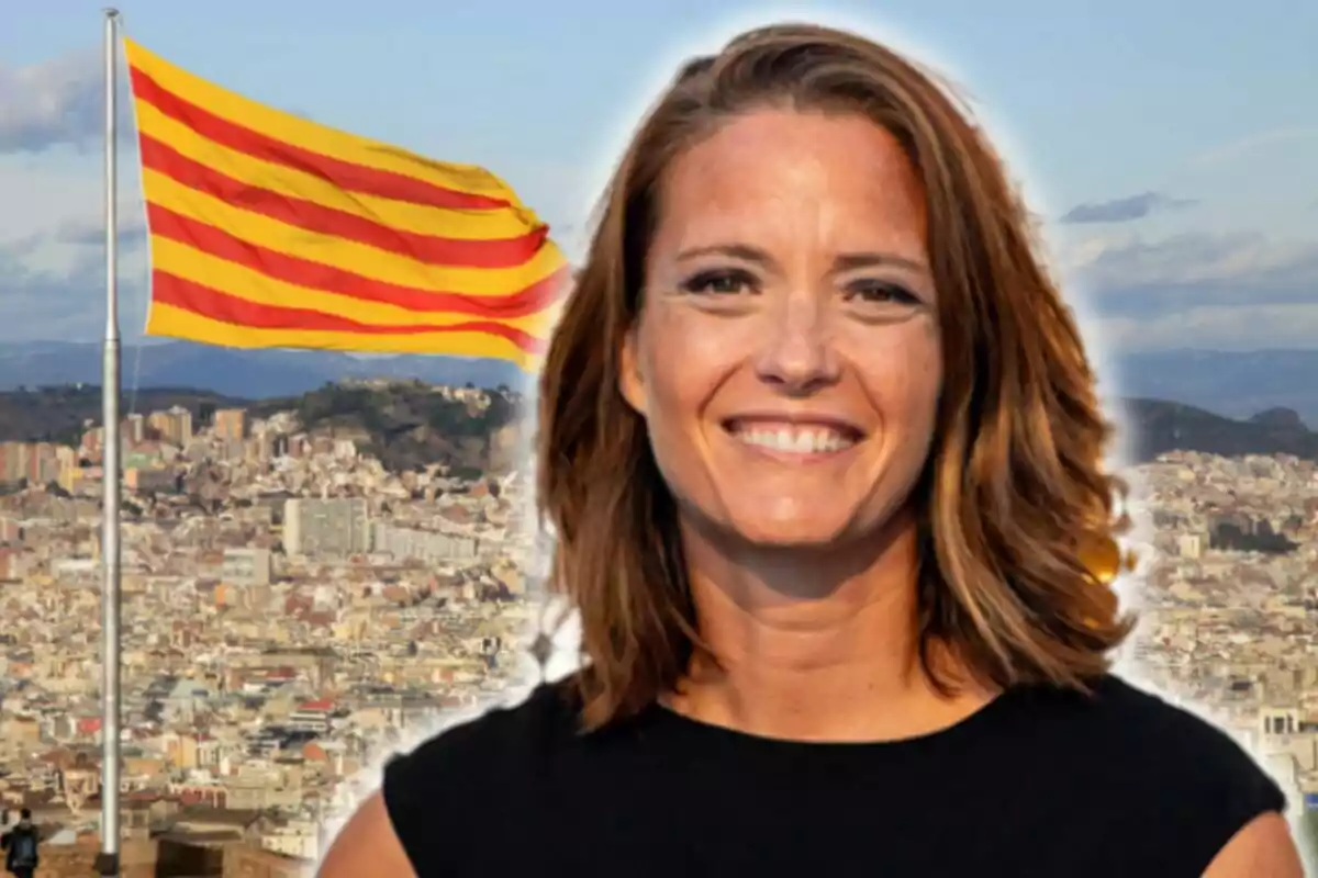 Primer pla de María Casado somrient amb cabell castany clar i una samarreta negra, amb una bandera catalana onejant i una vista panoràmica d'una ciutat al fons.