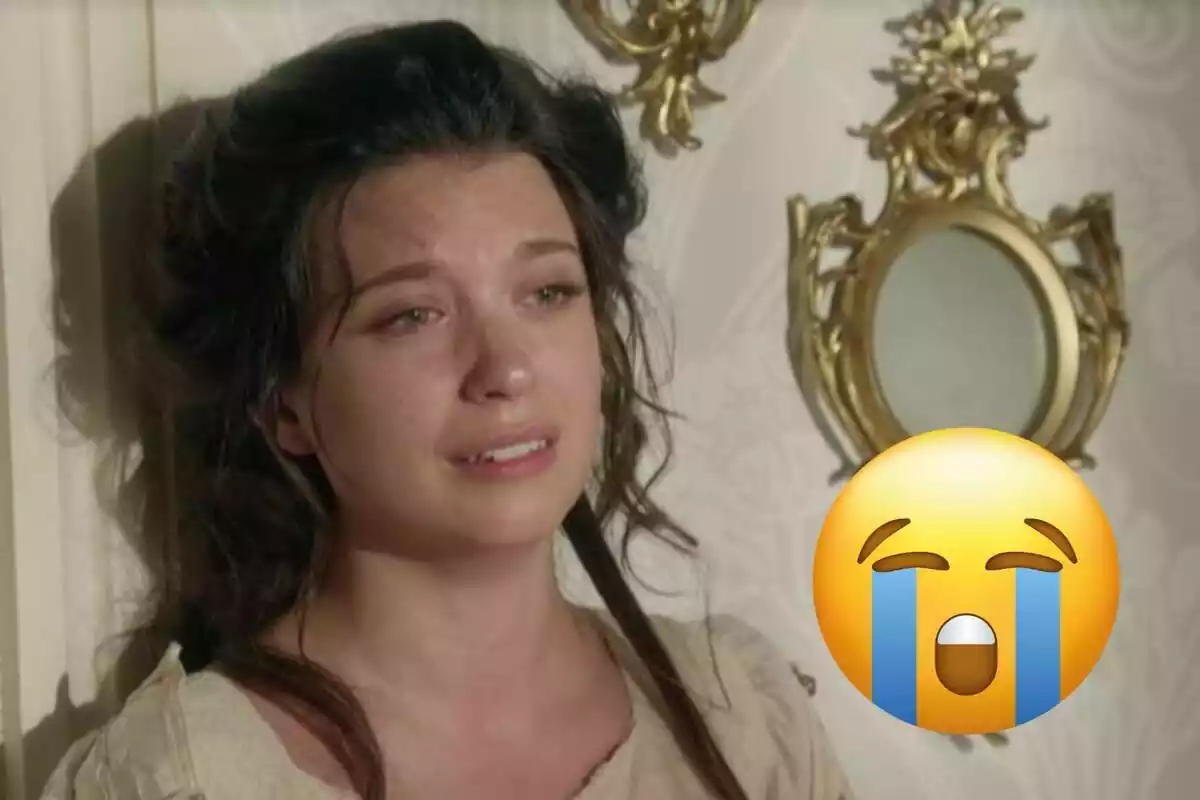Imatge d'Amparo Piñero, Martina a la sèrie de RTVE 'La Promesa', plorant en una escena de la sèrie amb un emoji de cara trist al costat