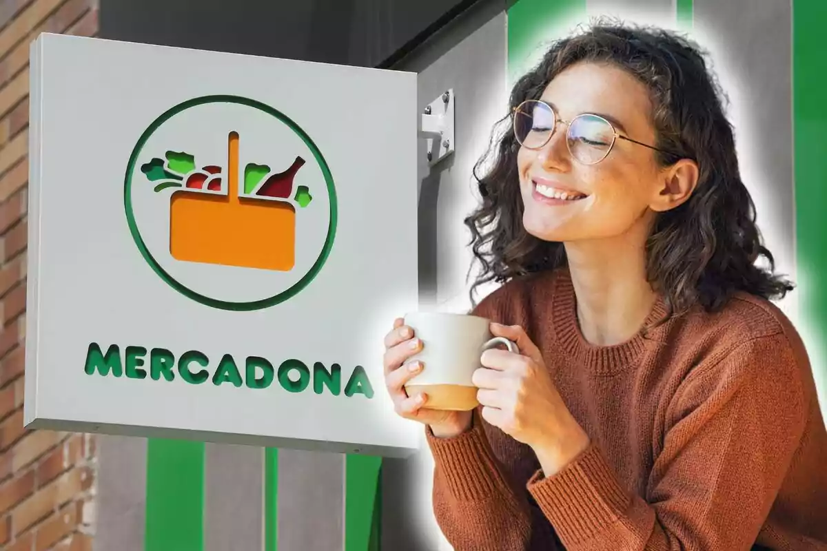 Una mujer sonriente con gafas sostiene una taza frente a un cartel de Mercadona.
