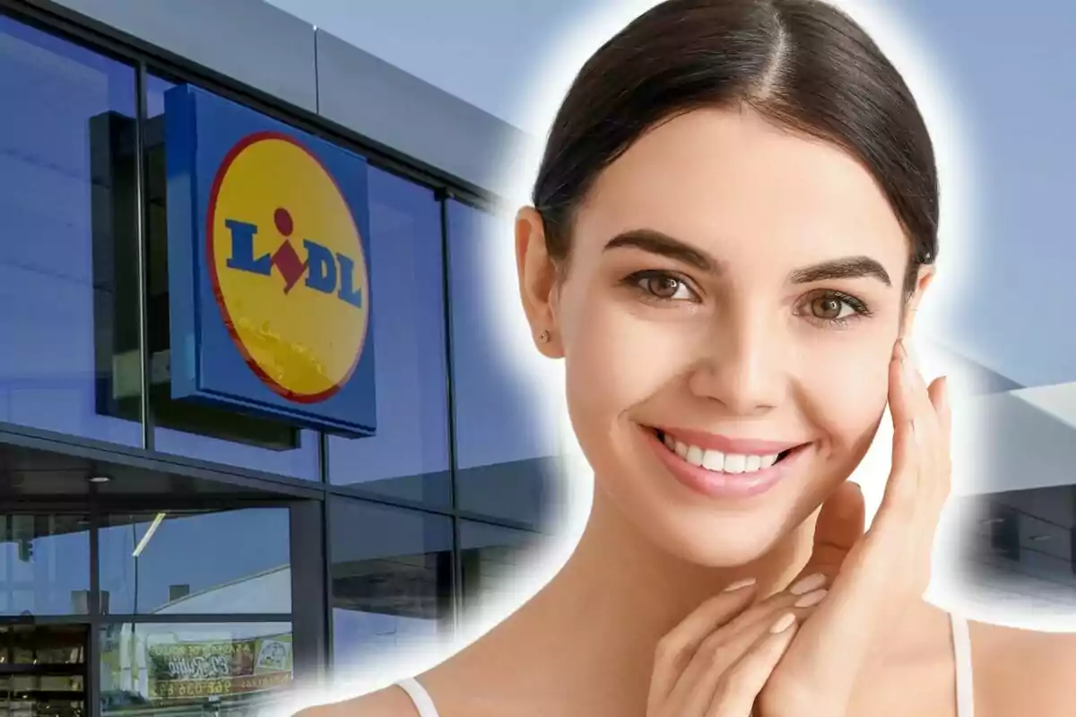 Una dona somrient davant d'un edifici amb el logotip de Lidl.