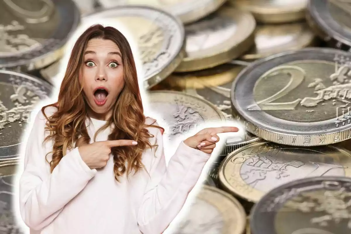 Muntatge de fotos d'una dona sorpresa i de fons un pla general de monedes d'euro