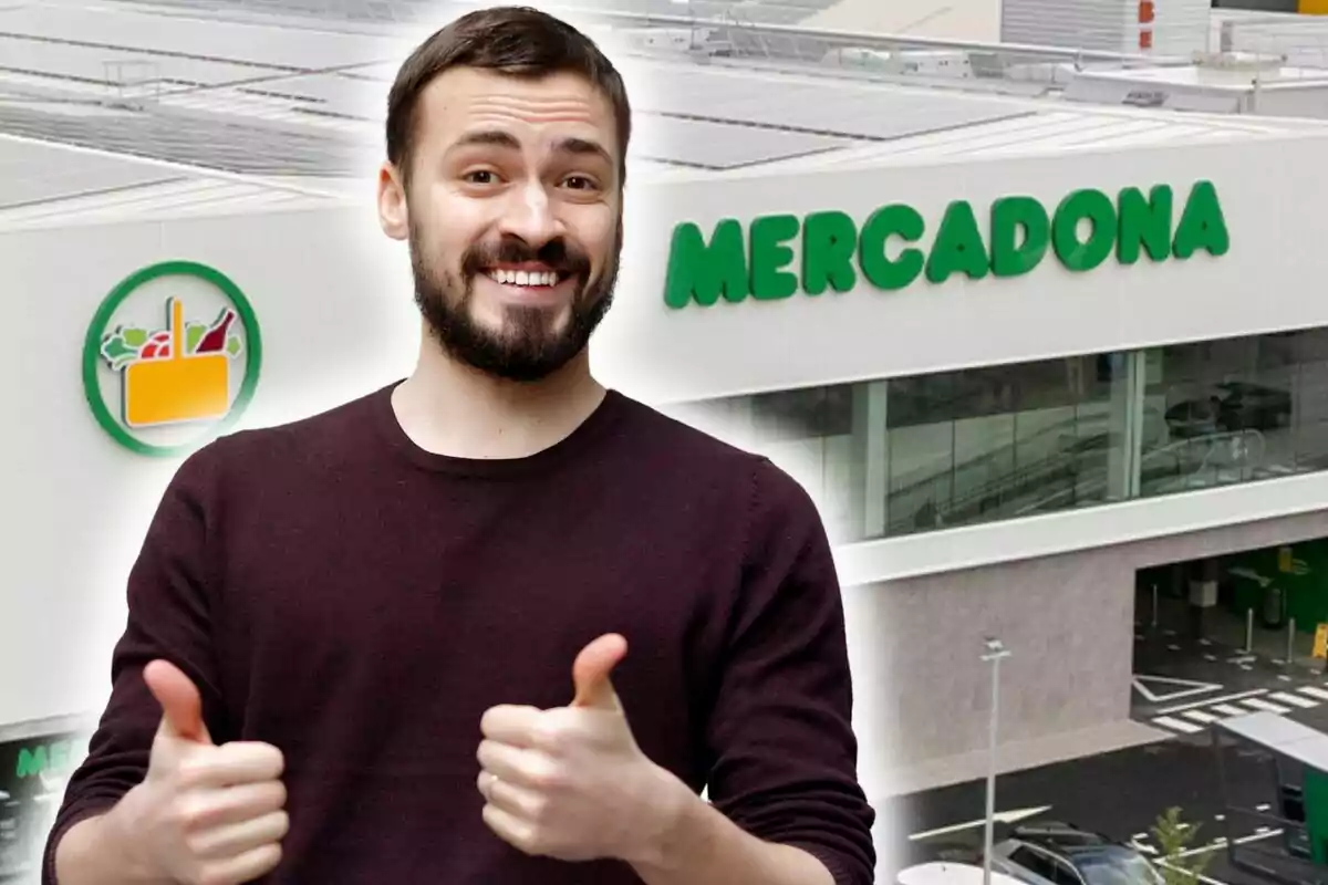 Un hombre sonriente con pulgares arriba frente a un supermercado Mercadona.