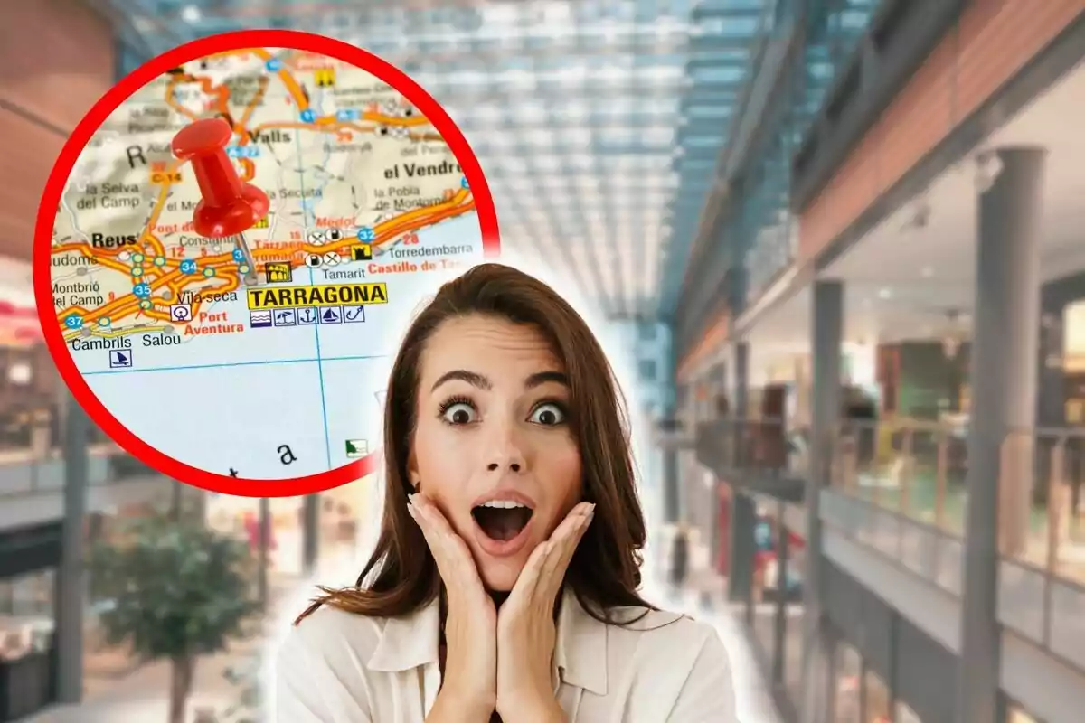 Una mujer con expresión de sorpresa en un centro comercial con un mapa de Tarragona resaltado en un círculo rojo.