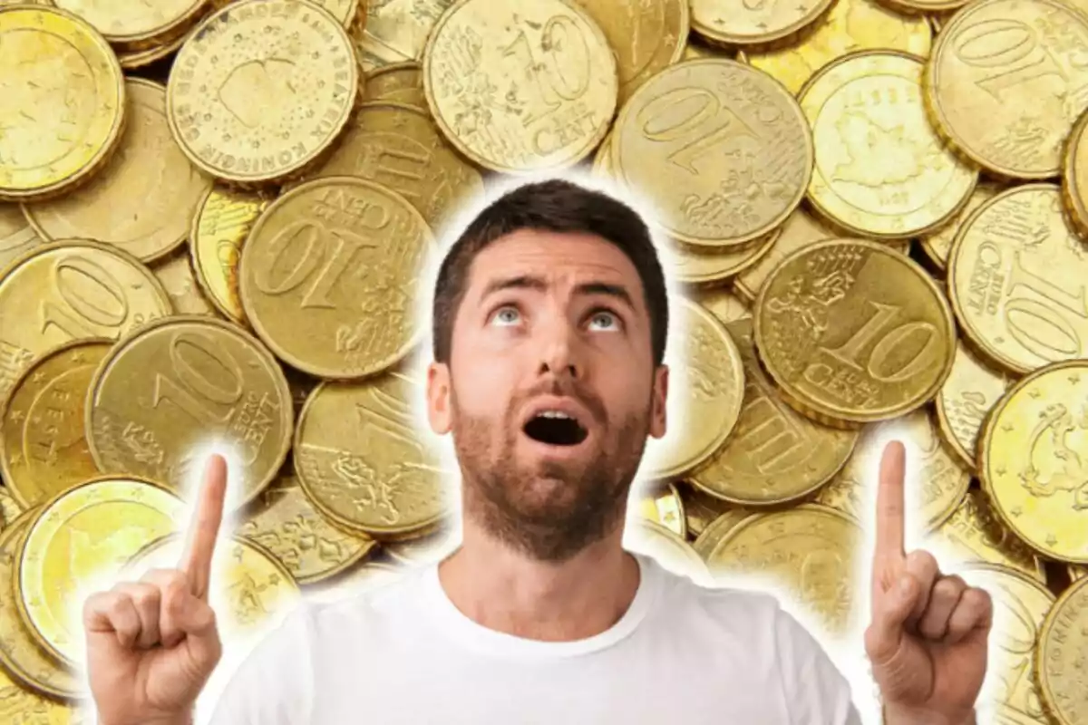 Muntatge de fotos d'una persona sorpresa i de fons un plànol general de monedes de 10 cèntims