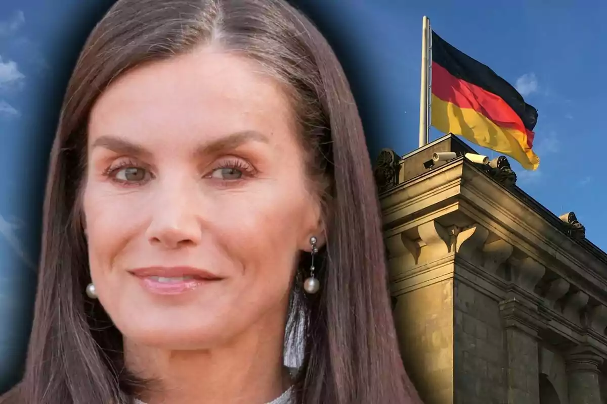 Primer pla de Letícia Ortiz amb arracades de perla al costat d’un edifici amb una bandera d’Alemanya onejant a dalt de tot.