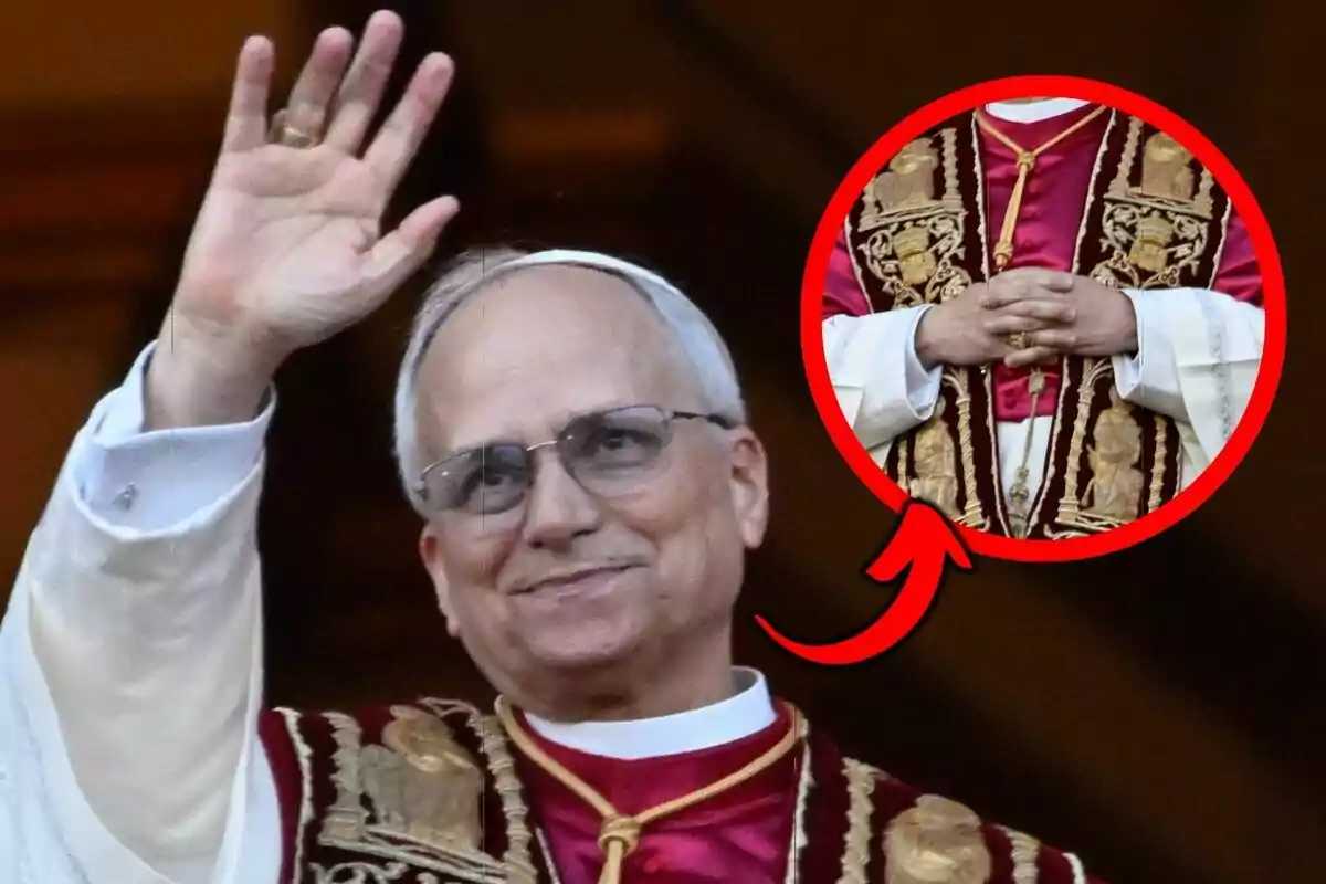 Muntatge de fotos del Papa Lleó XIV amb ulleres i vestimenta religiosa està saludant amb la mà aixecada mentre un requadre ressalta un detall del seu vestit. Muntatge de fotos del Papa Lleó XIV amb ulleres i vestimenta religiosa està saludant amb la mà aixecada mentre un requadre ressalta un detall del seu vestit.