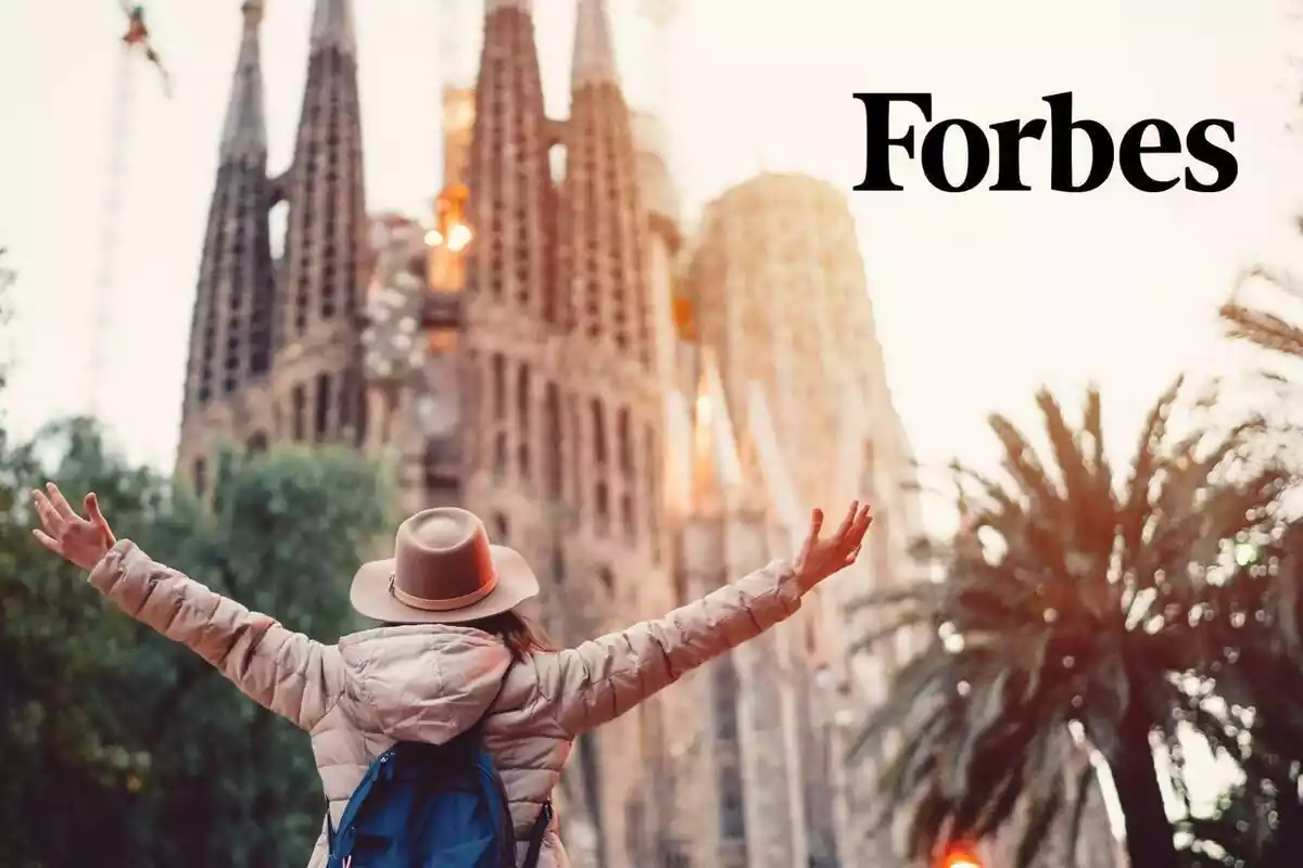 Muntatge de fotos d'una persona d'esquena davant de la Sagrada Família amb el logotip de la revista 'Forbes' al costat