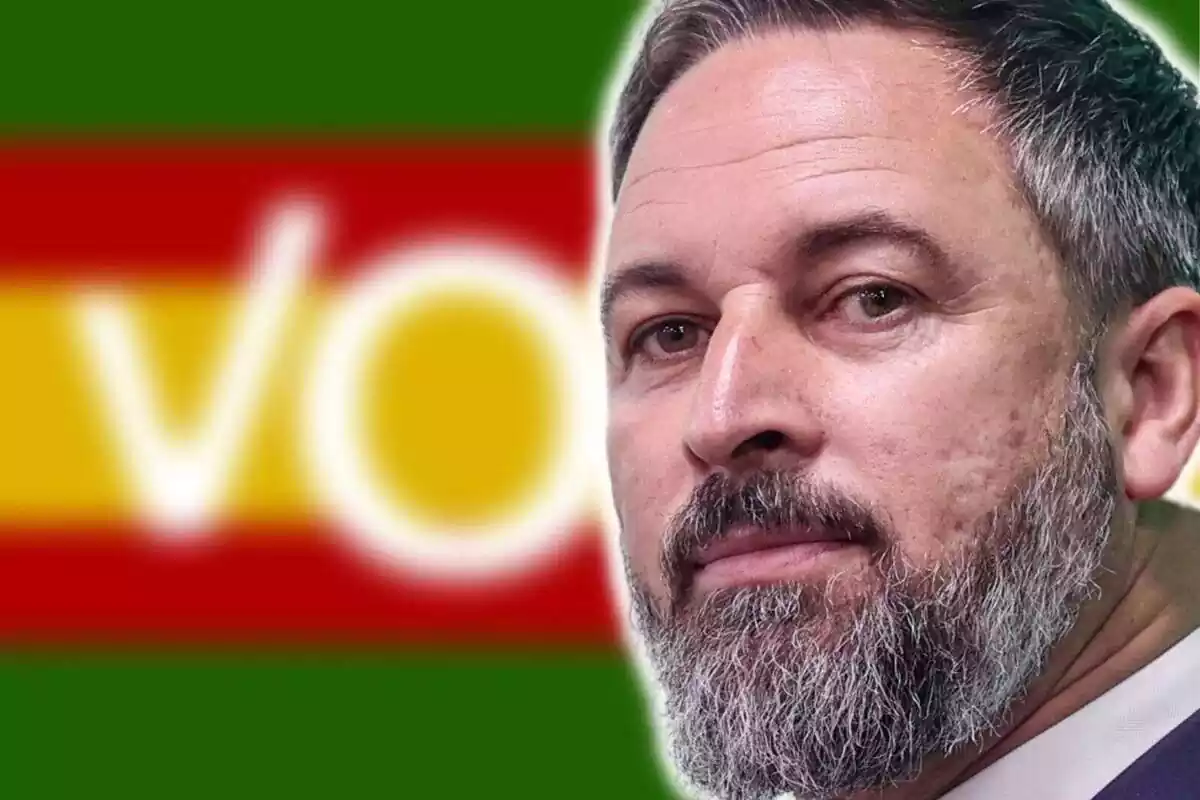 Muntatge de fotos de Santiago Abascal amb el logo de VOX de fons