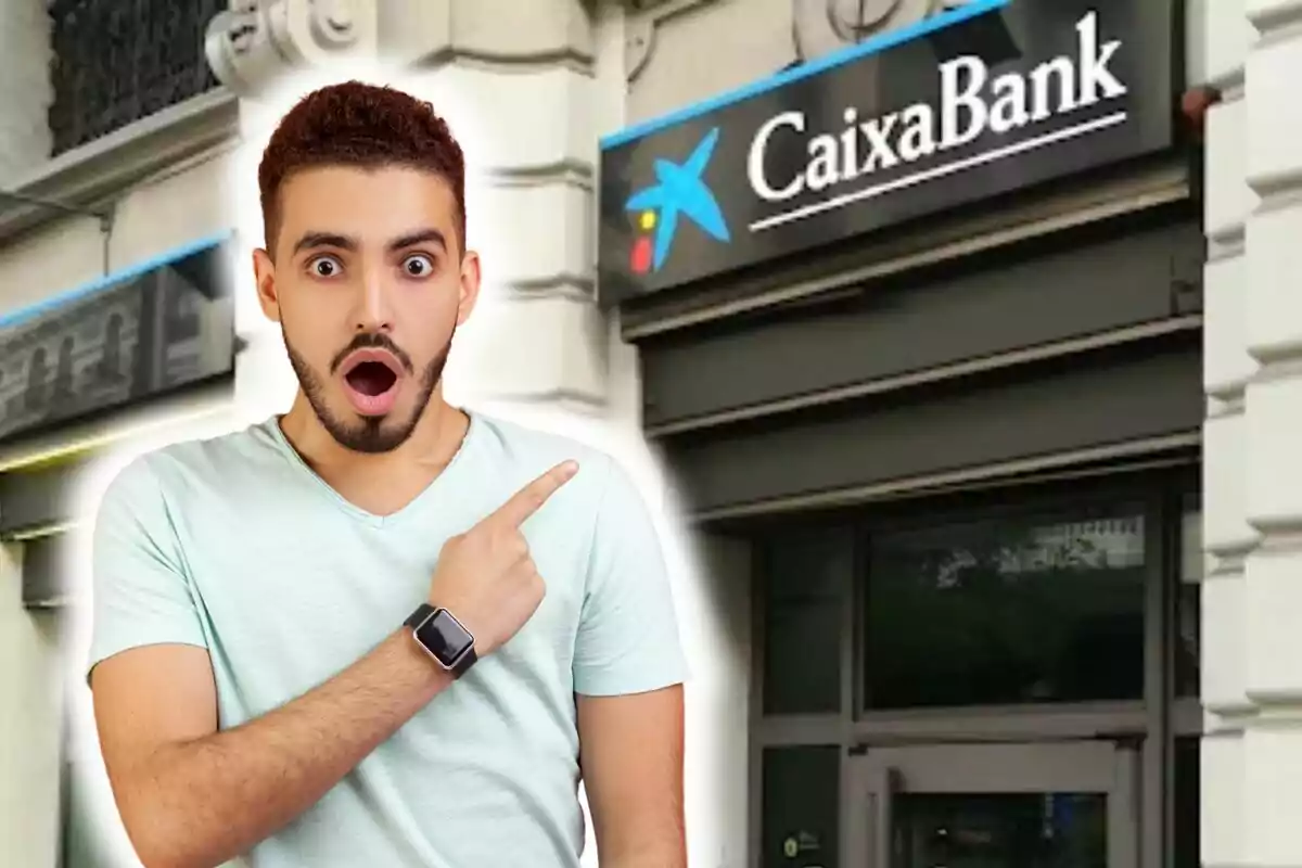 Un home sorprès assenyalant un rètol de CaixaBank.