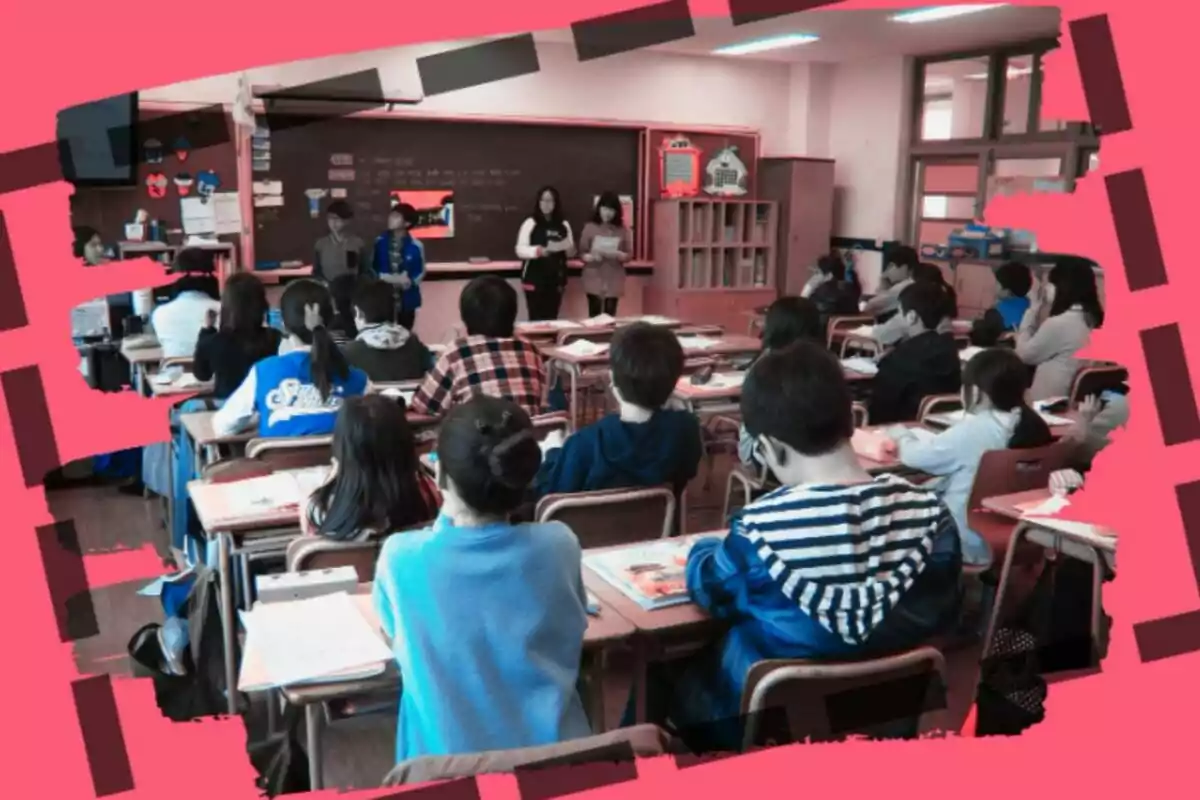 Estudiants asseguts en una aula mentre alguns companys presenten davant de la classe.