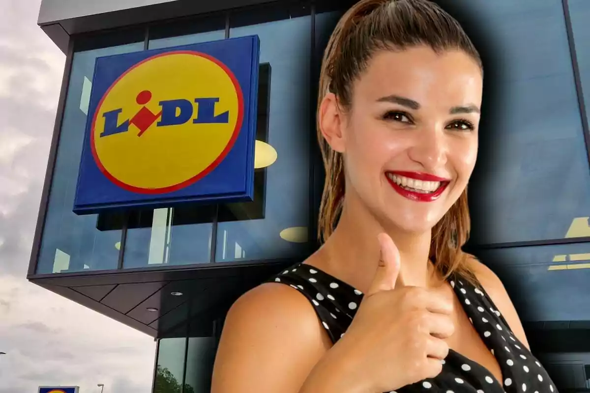 Dona somrient amb el polze aixecat davant d’una botiga Lidl.