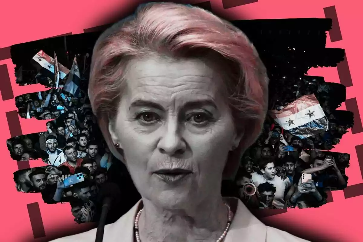 Montaje de fotos de Ursula Von der Leyen con rostro serio primer plano con una multitud al fondo sosteniendo banderas de Siria sobre un fondo rosa.