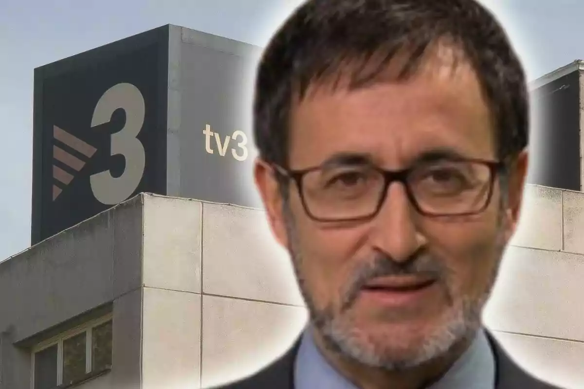 Primer pla de Xavier Grasset amb ulleres i barba davant d'un edifici amb el logotip de TV3.