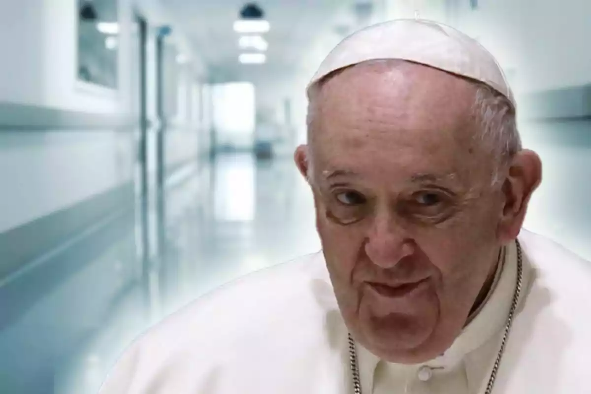 Montaje de fotos del Papa Francisco con un pasillo de hospital de fondo.