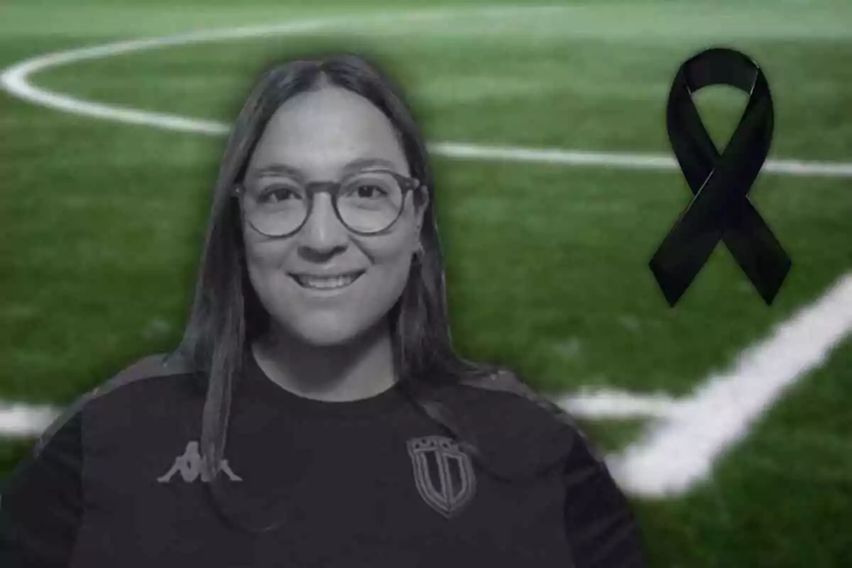 Jessica Carrizosa sonríe frente a un campo de fútbol, con un lazo negro al lado.